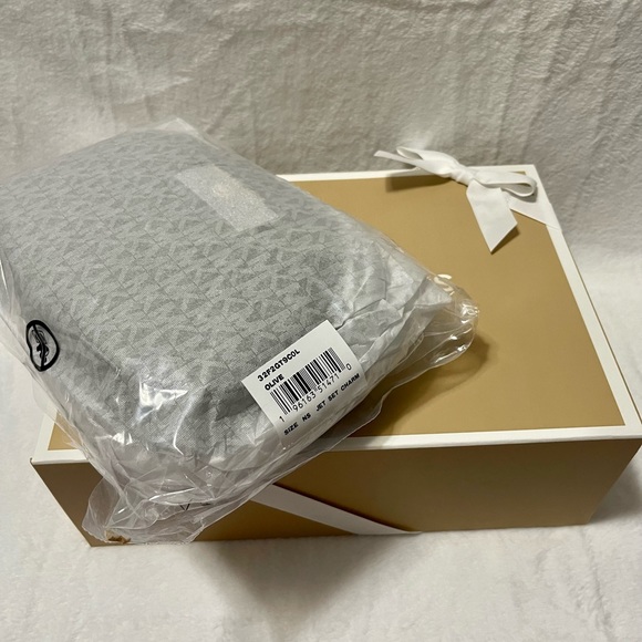 MK Jet Set Charm Small
Pebbled Leather
Crossbody Bag - Picture 10 of 11